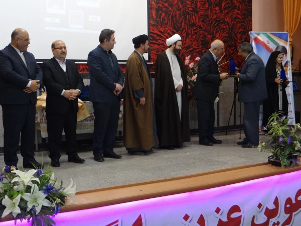 باحضور مسئولین و مدیران ارشد، پیشکسوتان و روسای سابق مراکز تربیت معلم و دانشگاه فرهنگیان استان

مراسم نکوداشت یکصد سال تلاش و پویایی تربیت معلم در دانشگاه فرهنگیان استان آذربایجان غربی برگزار شد