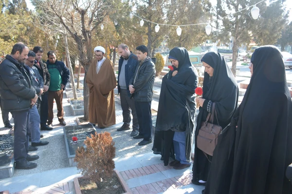 با حضور مسئولان،اساتید و کارکنان دانشگاه فرهنگیان استان آذربایجان غربی

آئین غبارروبی و عطرافشانی قبور مطهر شهدای ارومیه برگزار شد 2