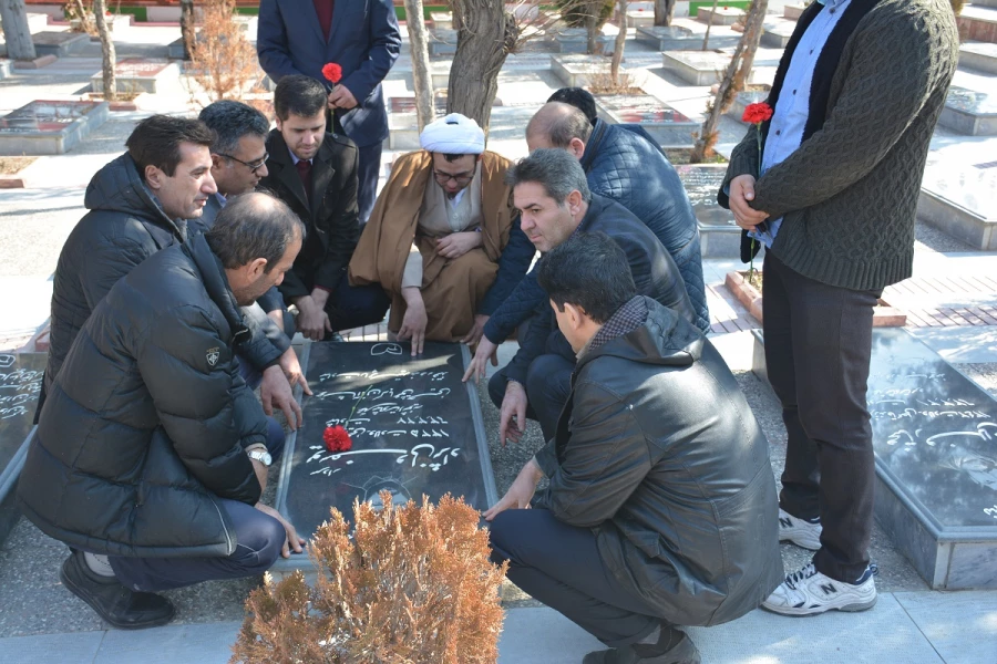 با حضور مسئولان،اساتید و کارکنان دانشگاه فرهنگیان استان آذربایجان غربی

آئین غبارروبی و عطرافشانی قبور مطهر شهدای ارومیه برگزار شد 3