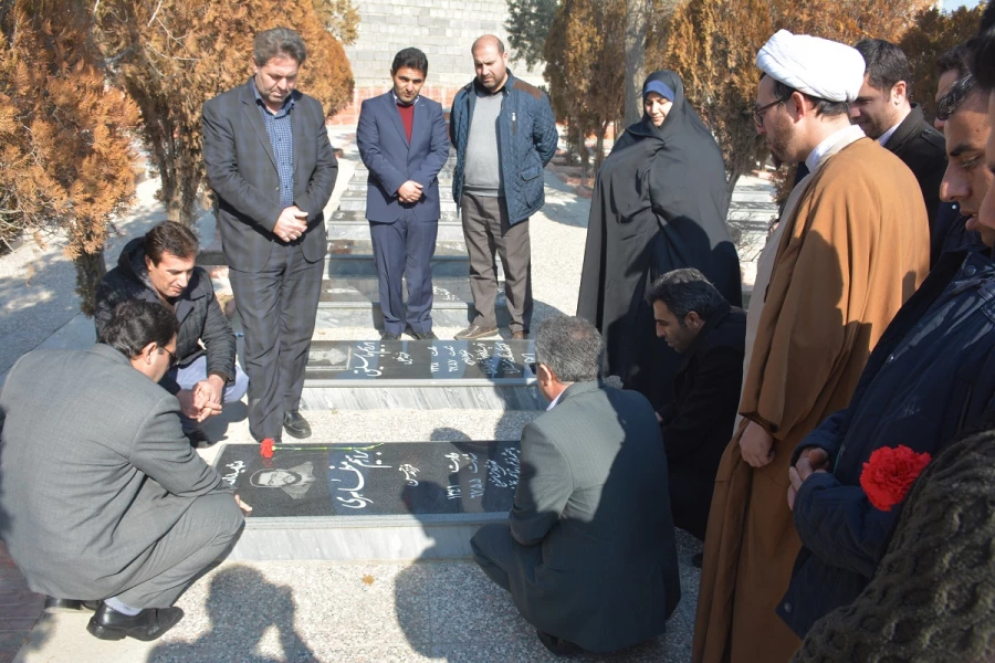 با حضور مسئولان،اساتید و کارکنان دانشگاه فرهنگیان استان آذربایجان غربی

آئین غبارروبی و عطرافشانی قبور مطهر شهدای ارومیه برگزار شد 4