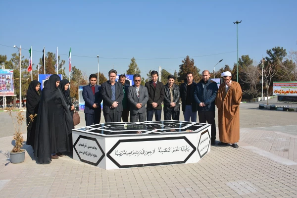 با حضور مسئولان،اساتید و کارکنان دانشگاه فرهنگیان استان آذربایجان غربی

آئین غبارروبی و عطرافشانی قبور مطهر شهدای ارومیه برگزار شد