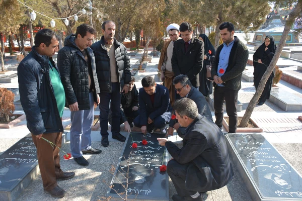 با حضور مسئولان،اساتید و کارکنان دانشگاه فرهنگیان استان آذربایجان غربی

آئین غبارروبی و عطرافشانی قبور مطهر شهدای ارومیه برگزار شد 7