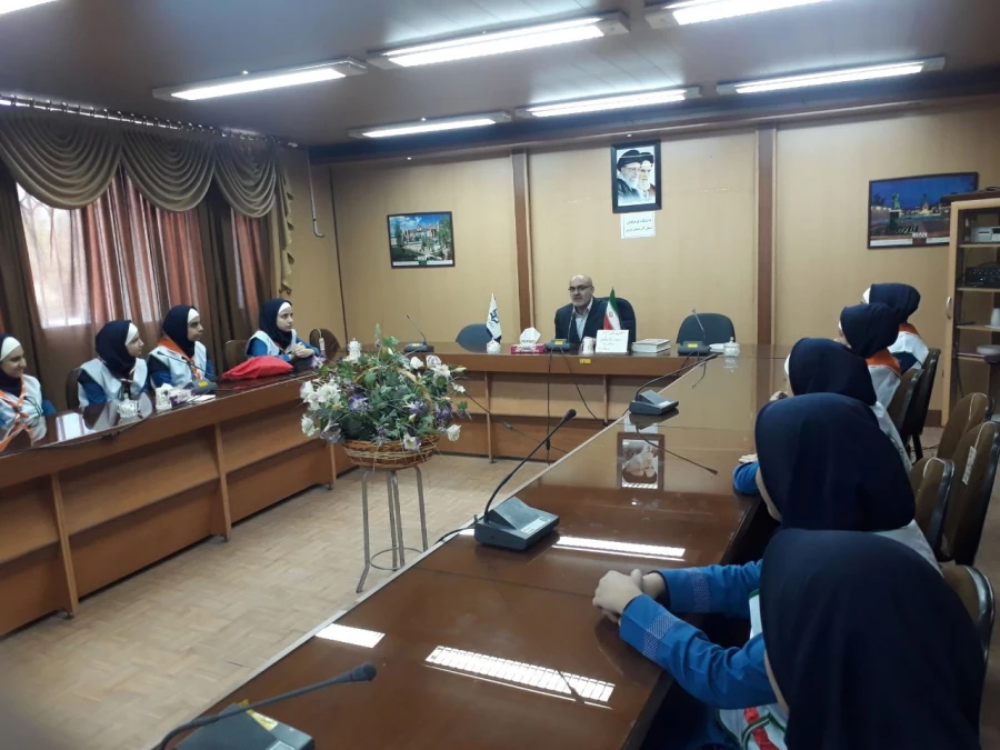 به  مناسبت دهه ی گرامیداشت سرآمدی آموزش جمعی از دانش آموزان دبیرستان سارای ارومیه  از بخشهای مختلف پردیس شهید رجایی ارومیه بازدید نمودند 3