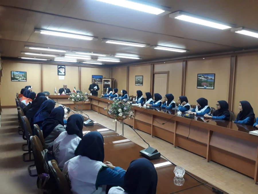 به  مناسبت دهه ی گرامیداشت سرآمدی آموزش جمعی از دانش آموزان دبیرستان سارای ارومیه  از بخشهای مختلف پردیس شهید رجایی ارومیه بازدید نمودند 6