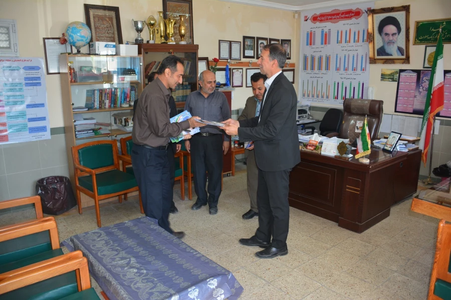 بمناسبت گرامیداشت دهه ی سرآمدی آموزش و روز کارورزی

تجلیل از مدیران و معلمان راهنمای مدارس مجری طرح کارورزی با حضور معاونین و کارشناسان دانشگاه فرهنگیان و آموزش و پرورش استان آذربایجان غربی در مدارس
 7