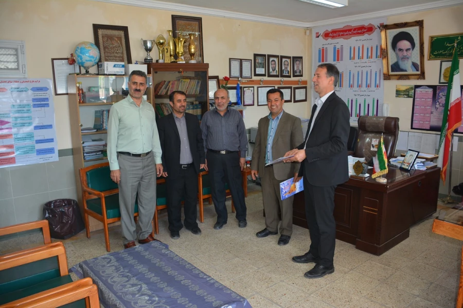 بمناسبت گرامیداشت دهه ی سرآمدی آموزش و روز کارورزی

تجلیل از مدیران و معلمان راهنمای مدارس مجری طرح کارورزی با حضور معاونین و کارشناسان دانشگاه فرهنگیان و آموزش و پرورش استان آذربایجان غربی در مدارس