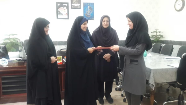 به مناسبت گرامیداشت روز ارتباطات و روابط عمومی

از رابطین روابط عمومی پردیس های شهید رجایی ارومیه و علامه طباطبایی خواهران با اهدای لوح تجلیل به عمل آمد
 2