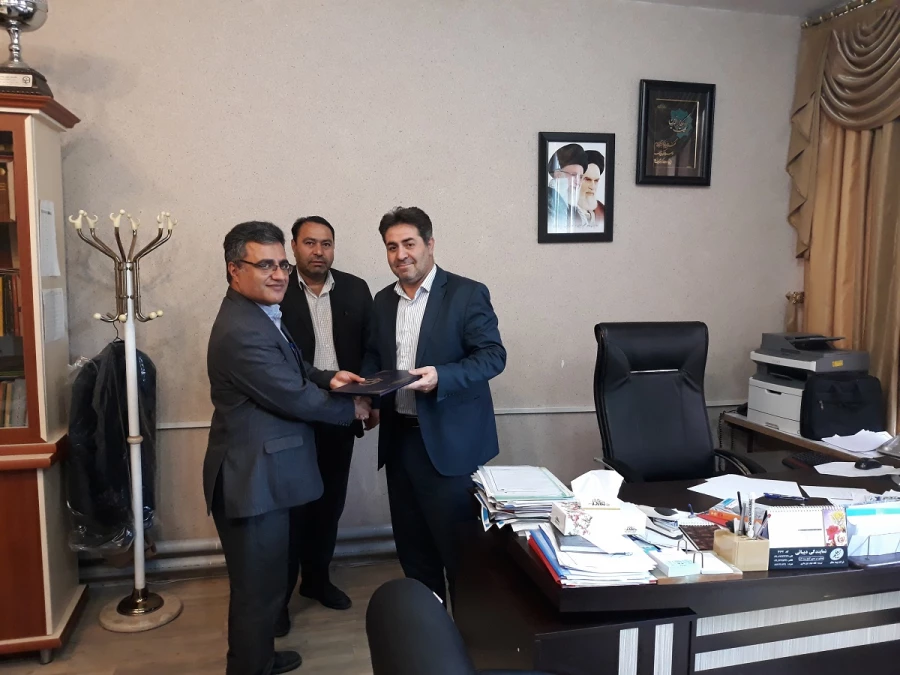 به مناسبت گرامیداشت روز ارتباطات و روابط عمومی

از رابطین روابط عمومی پردیس های شهید رجایی ارومیه و علامه طباطبایی خواهران با اهدای لوح تجلیل به عمل آمد