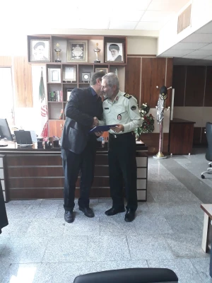 در راستای همکاریهای بین سازمانی و با حضور سرپرست دانشگاه فرهنگیان  و فرمانده انتظامی استان آذربایجان غربی :
تفاهمنامه همکاریهای دوجانبه دانشگاه فرهنگیان استان آذربایجان غربی و فرماندهی انتظامی استان آذربایجان غربی مبادله گردید.