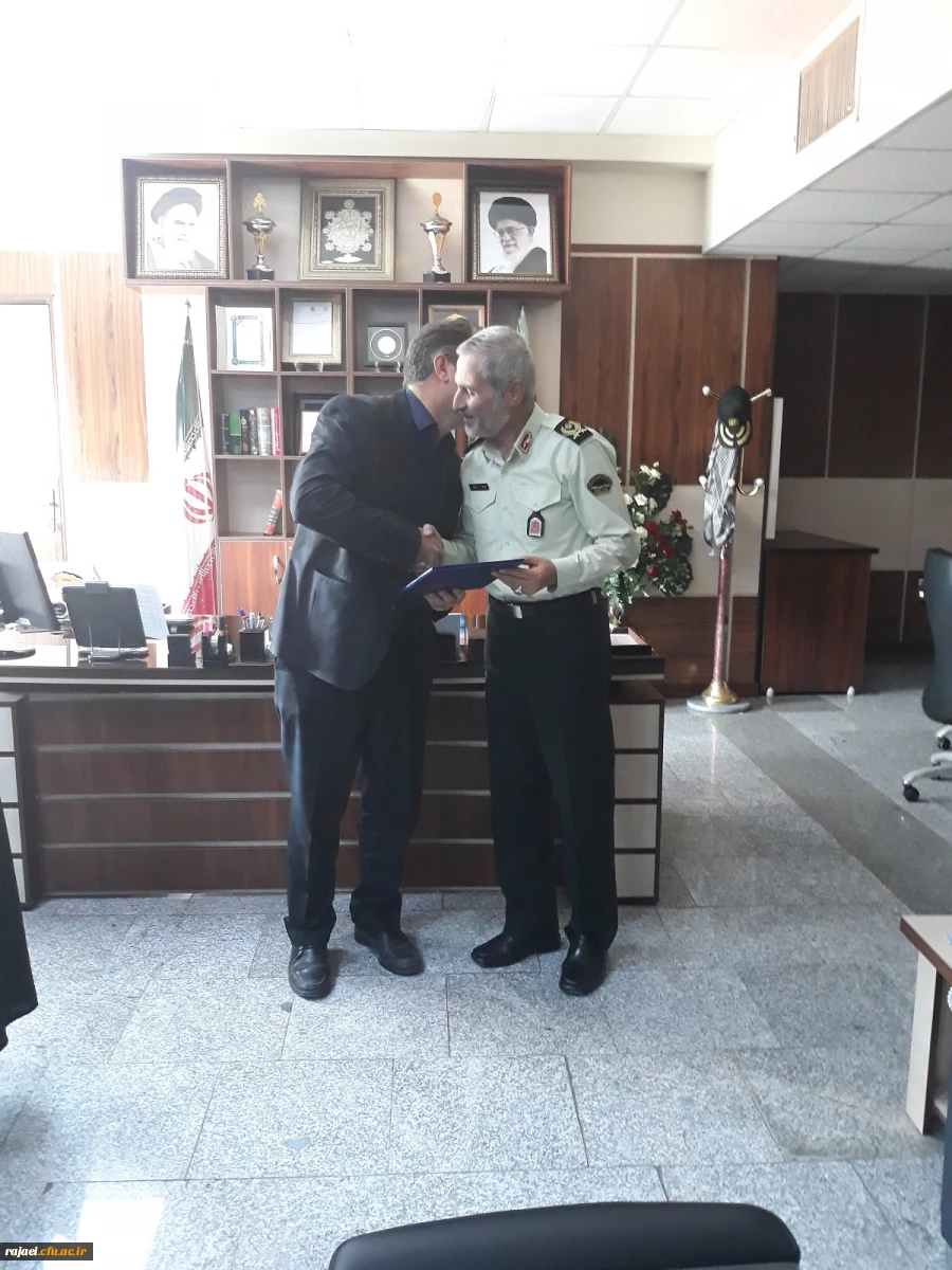 در راستای همکاریهای بین سازمانی و با حضور سرپرست دانشگاه فرهنگیان  و فرمانده انتظامی استان آذربایجان غربی :
تفاهمنامه همکاریهای دوجانبه دانشگاه فرهنگیان استان آذربایجان غربی و فرماندهی انتظامی استان آذربایجان غربی مبادله گردید.