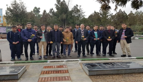 غبارروبی مزارمطهر  شهدا توسط جمعی از دانشجویان پردیس شهید رجایی آذربایجان غربی 