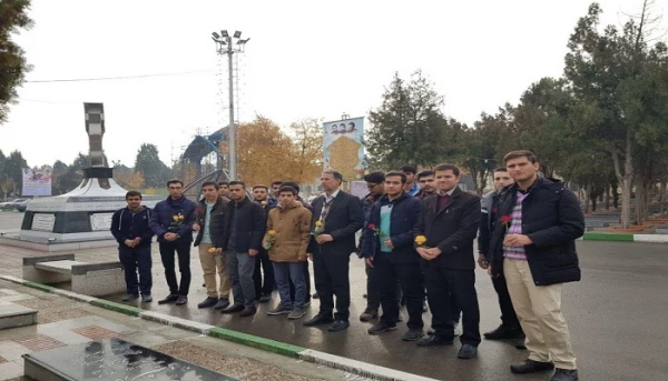 غبارروبی مزارمطهر  شهدا توسط جمعی از دانشجویان پردیس شهید رجایی آذربایجان غربی 3