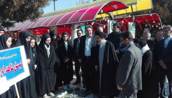 مسئولین، اساتید و کارکنان پردیس شهید رجایی آذربایجان غربی در مراسم میهمانی لاله ها در مزار مطهر شهدا 