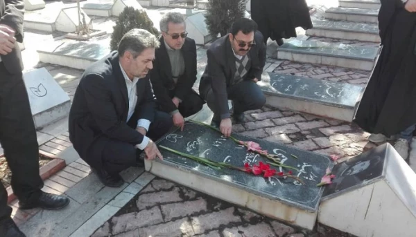 مسئولین، اساتید و کارکنان پردیس شهید رجایی آذربایجان غربی در مراسم میهمانی لاله ها در مزار مطهر شهدا 