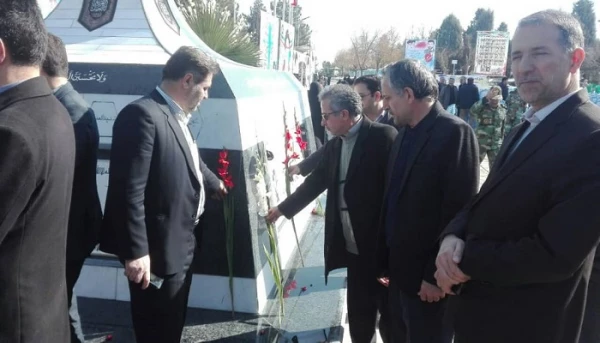 مسئولین، اساتید و کارکنان پردیس شهید رجایی آذربایجان غربی در مراسم میهمانی لاله ها در مزار مطهر شهدا 4